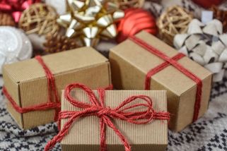 Chtěl jsem přítelkyni koupit dárek k Vánocům. Prodavačka mě sjela pohledem, že na to určitě nemám - Médium.cz